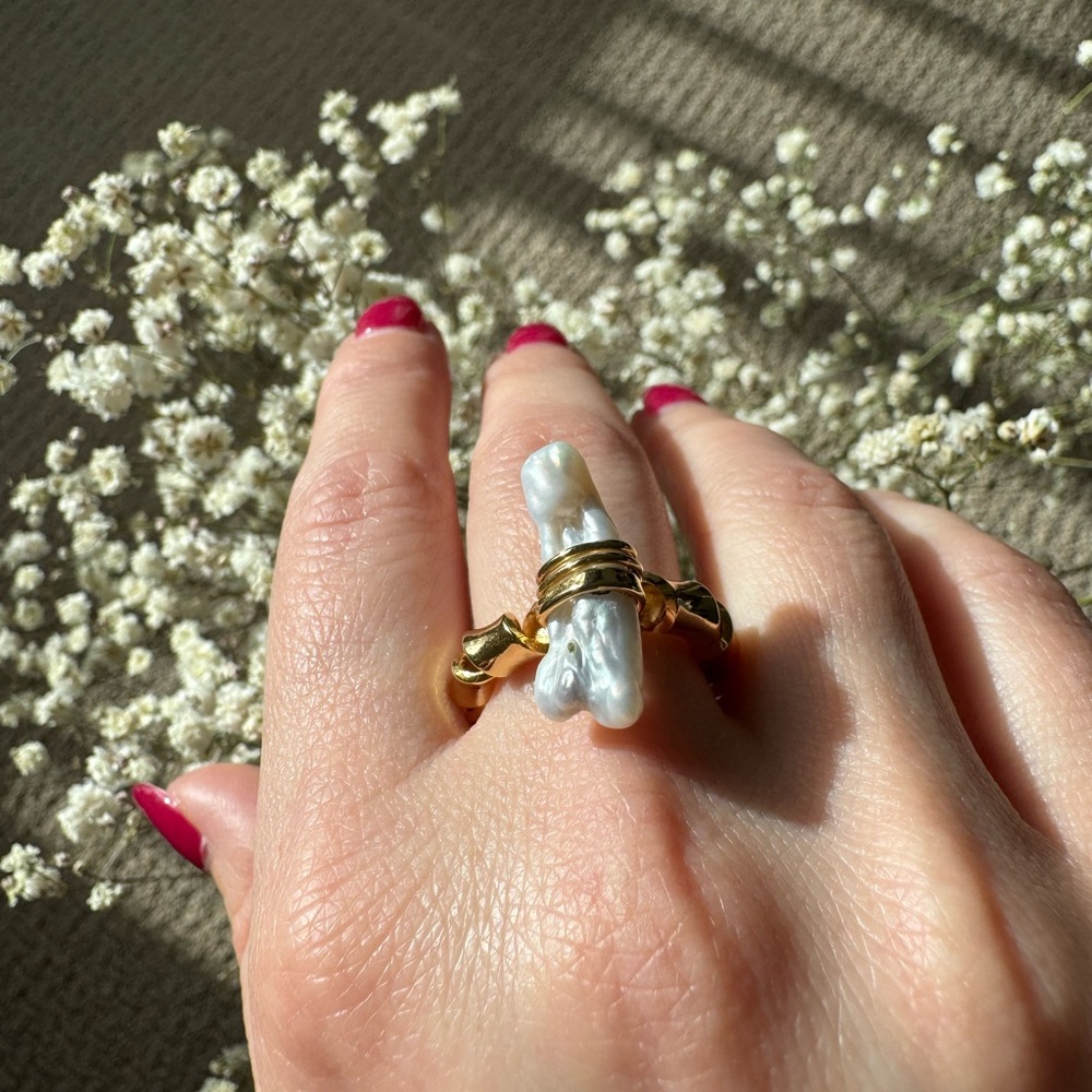 Elegant Gold and Pearl Women's Ring